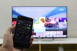Celular sendo usado como controle remoto da TV com o UniMote